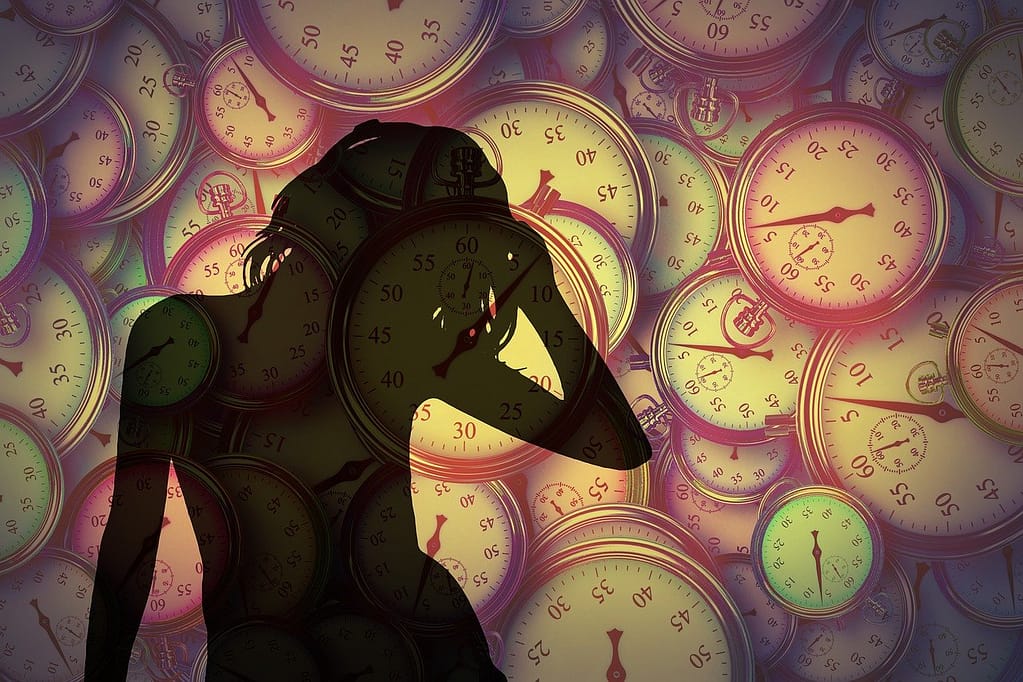 Mujer gestionando el estrés y el tiempo con relojes de fondo